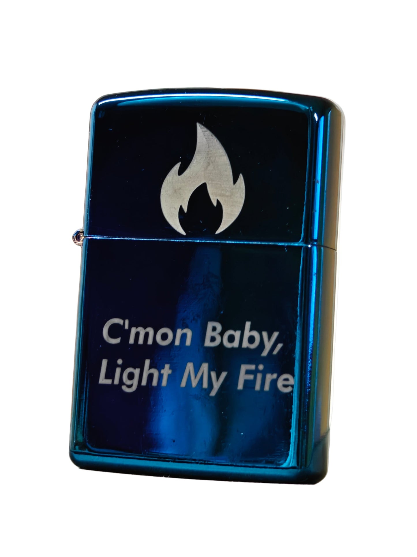 Zippo-tyylinen bensiinisytytin, kaiverruksella